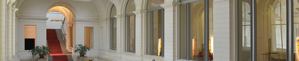 Blick in das Foyer des Abgeordnetenhaus Berlins und die Freitreppe
