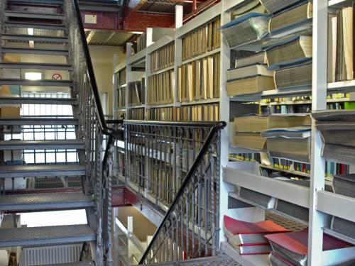 Ein Archiv einer Bibliothek. Man sieht eine Treppe.