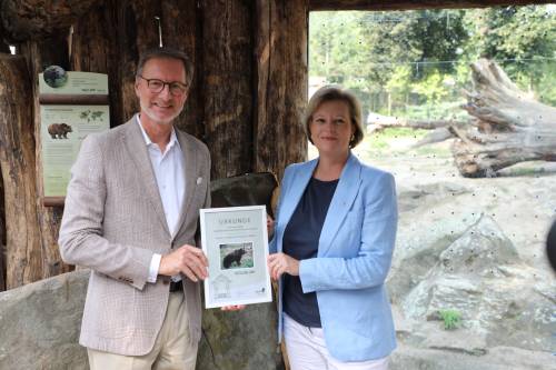 Dr. Knieriem und Präsidentin Seibeld vor Braunbäranlage