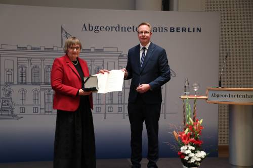 Blick auf den Vizepräsidenten und die Preisträgerin zur Verleihung der Medaille