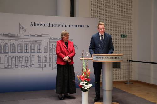 Vizepräsident Dennis Buchner verliest im Beisein der Preisträgerin Susanne Kahl-Passoth die Urkunde zur Verleihung der Louise-Schroeder-Medaille 2024.