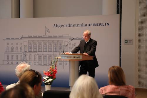 Dr. Christian Stäblein, Bischof der Evangelischen Kirche Berlin-Brandenburg-schlesische Oberlausitz, hält die Laudatio auf Susanne Kahl-Passoth.