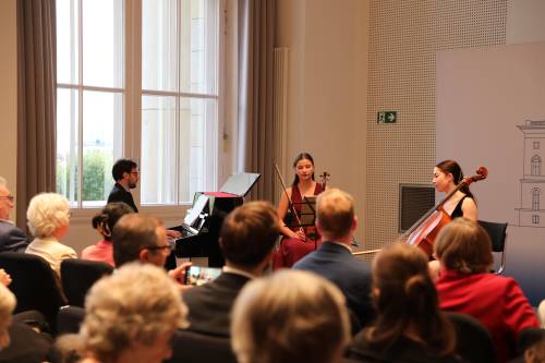 In der Besetzung Lora Markova (Violine), Elia Cohen-Weissert (Cello), Yonathan Cohen (Klavier) begleitet das "O Dio Mio Trio" den Abend musikalisch.