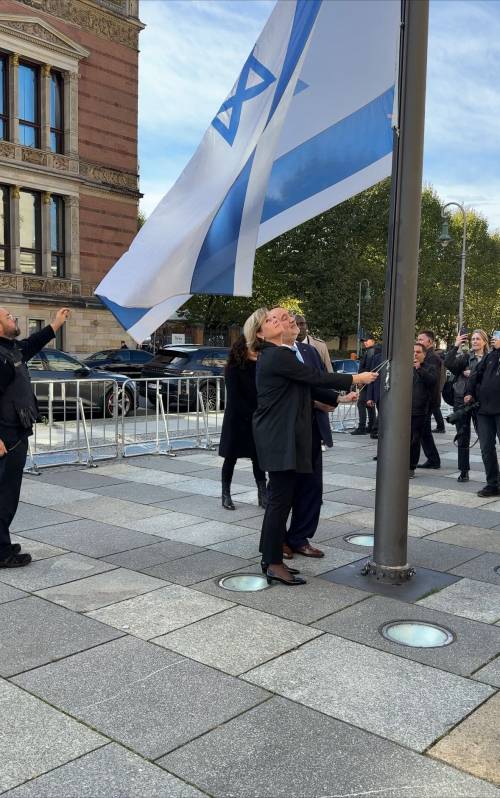 Präsidentin Cornelia Seibeld und Botschafter Ron Prosor hissen die Flagge Israels