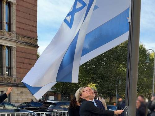 Blick auf die Flaggenhissung auf dem Vorplatz des Abgeordnetenhauses von Berlin