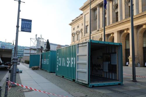 Aufbau der Ausstellung auf dem Vorplatz des Abgeordnetenhauses von Berlin