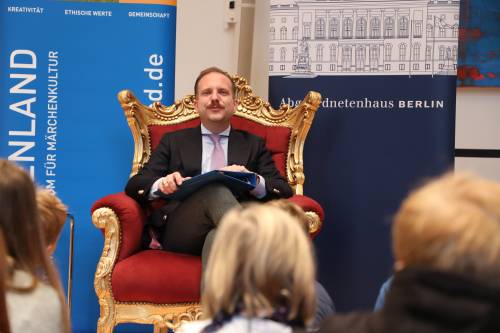 Der Abgeordnete Tom Cywinski (CDU) liest den Kindern "Das Märchen vom Baum" vor.