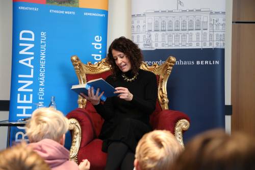 Die Abgeordnete Bettina Jarasch (Grüne) liest den Kindern Pippi Langstrumpf vor.