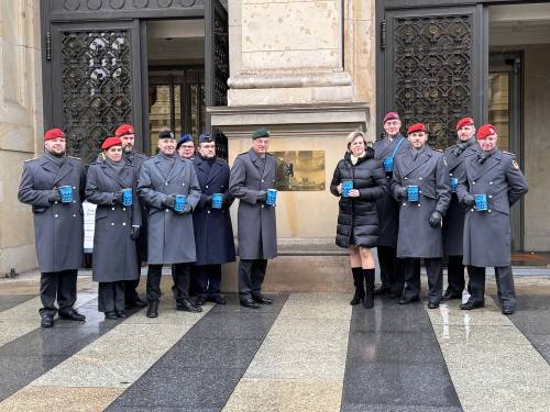 Parlamentspräsidentin Cornelia Seibeld, Oberst Horst Busch und aktive Sodatinnen und Soldaten sowie Reservistinnen und Reservisten vor dem Abgeordnetenhaus