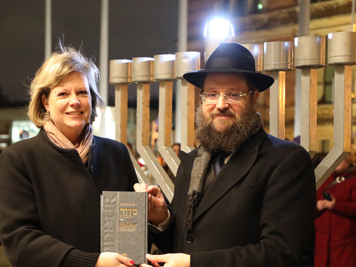 Parlamentspräsidentin Cornelia Seibeld und Rabbiner Yehuda Teichtal entzünden das Dienerlicht