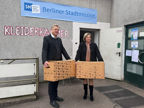 Parlamentspräsidentin Cornelia Seibeld übergibt Spenden an den Vorstand der Berliner Stadtmission Christian Ceconi