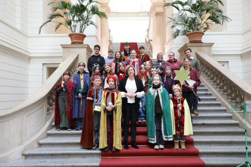 Blick auf die Sternsingerinnen und Sternsinger der katholischen Pfarrei St. Georg (Pankow)