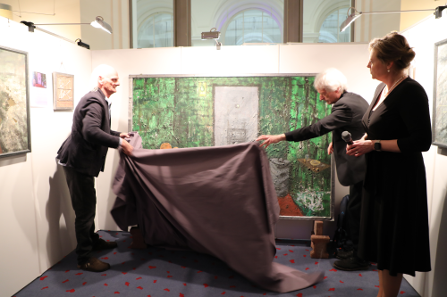 Das Kunstwerk wird enthüllt
