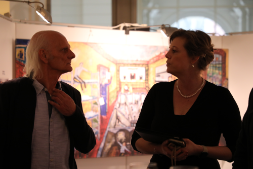 Präsidentin Cornelia Seibeld im Gespräch mit dem Künstler Gino Kuhn