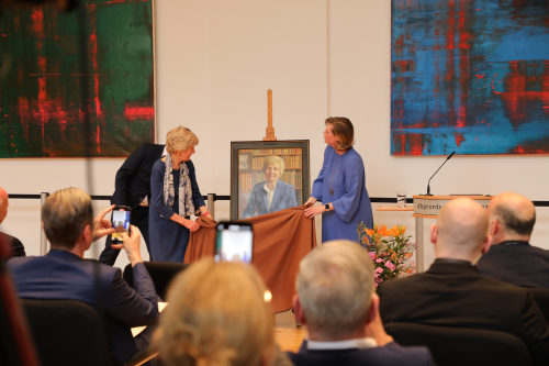 Dr. Friede Springer und Präsidentin Cornelia Seibeld enthüllen das Ehrenbürgerporträt